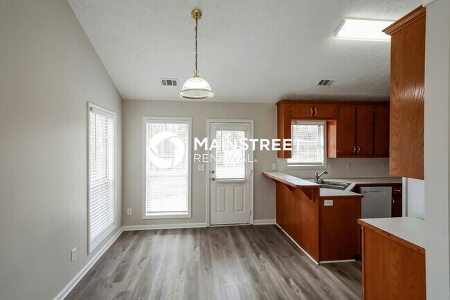 Foto del edificio - 3 Bedroom Pet-Friendly Home in FLOWERY BRA...