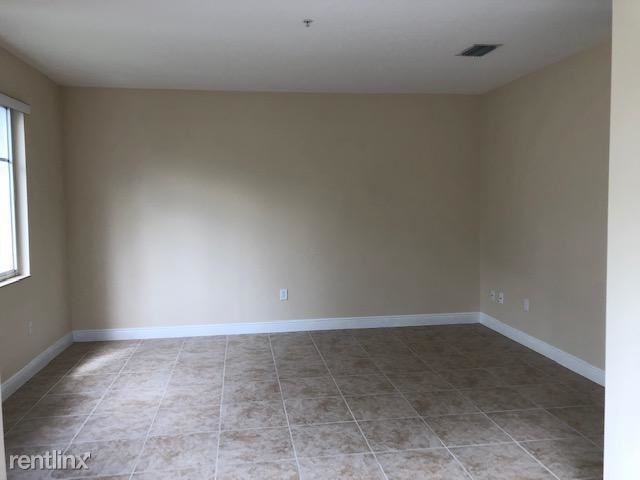Building Photo - 3 br, 3.5 bath Townhome - 3847 NW 5th Ter
