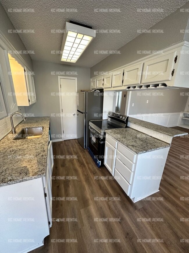 Building Photo - Nice 3 bed 2 bath Townhouse in Blue Springs!