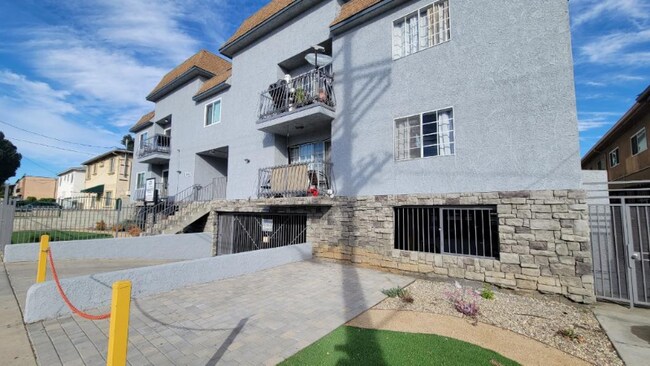 Foto del edificio - 13347 Victory Blvd