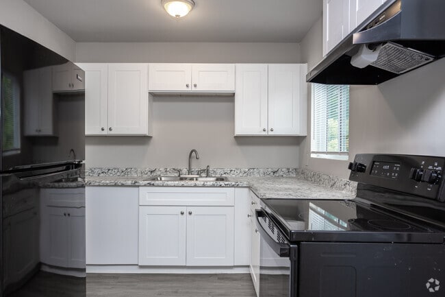2BR, 1BA - 950SF - Kitchen - Macon Reserve