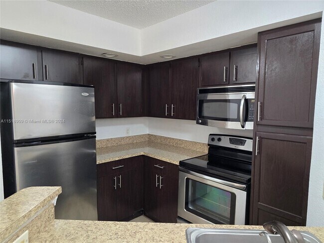 Foto del edificio - 3320 Pinewalk Dr N