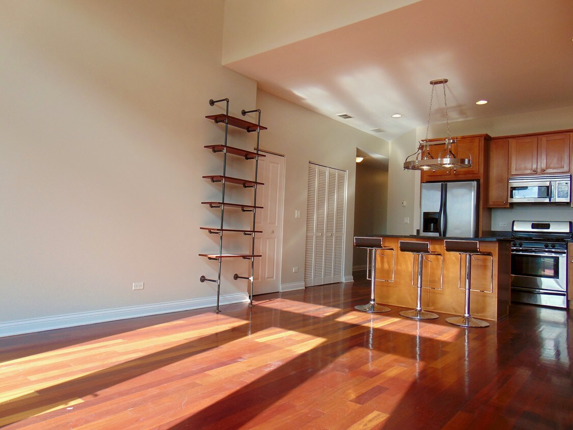 Foto principal - 7544 W Belmont Ave