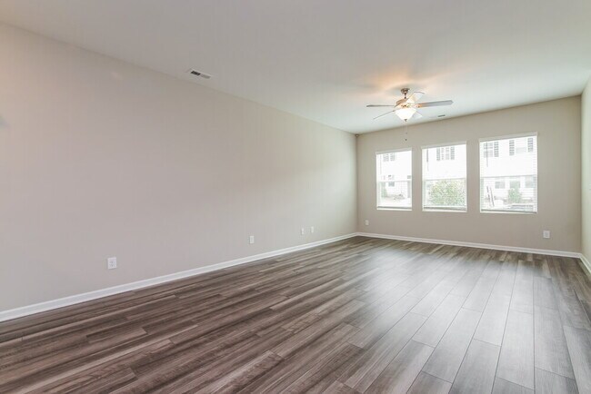 Building Photo - 544 Landing View Dr