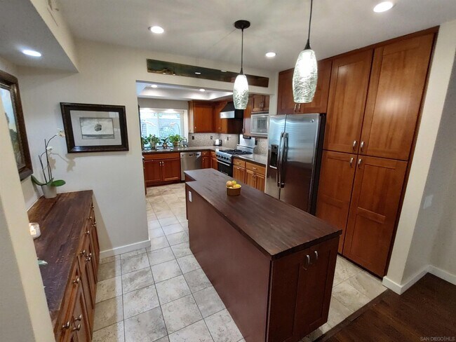 Building Photo - 4062 Avenida Brisa