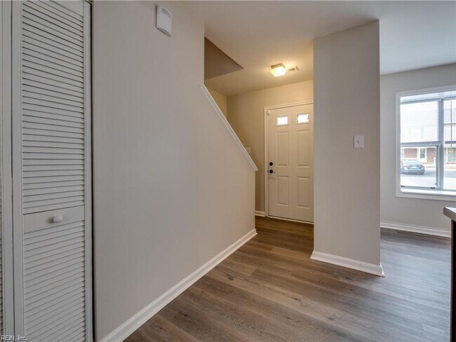 Foto del edificio - Call Sabrina Thomas Office at 757-767-0767 for more information