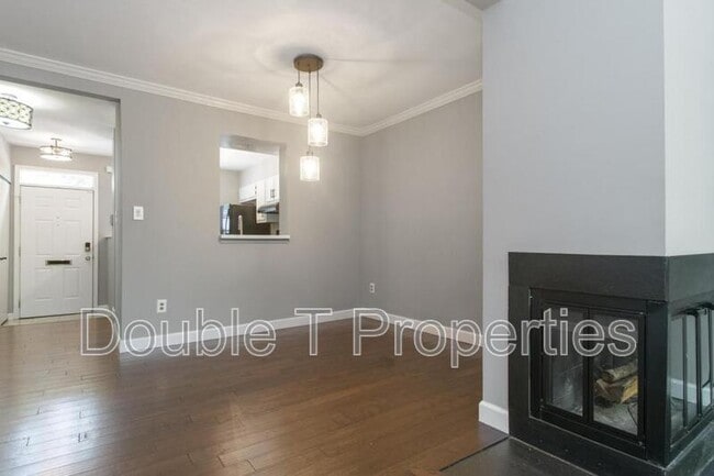 Building Photo - 922 South Paca St