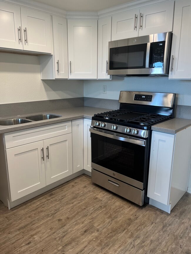 self cleaning stove with griddle - 16932 Lilac Lane