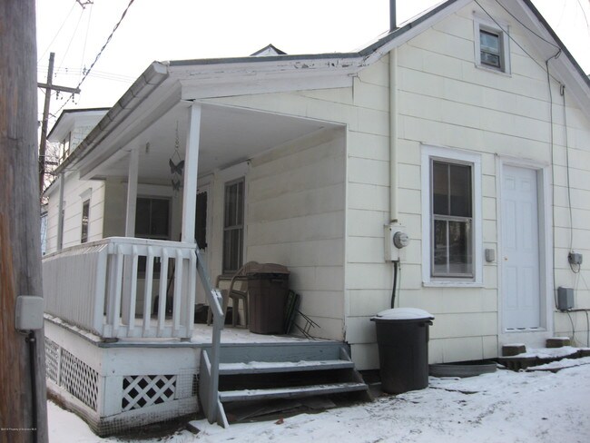 Building Photo - 402 Cherry St