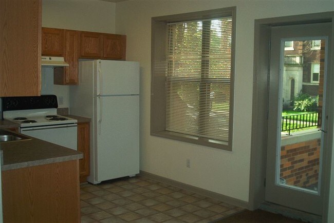 Foto del edificio - 2 br, 1 bath Apartment - Carson Apartments
