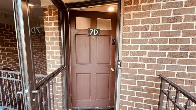 Building Photo - 323 Gill Ln