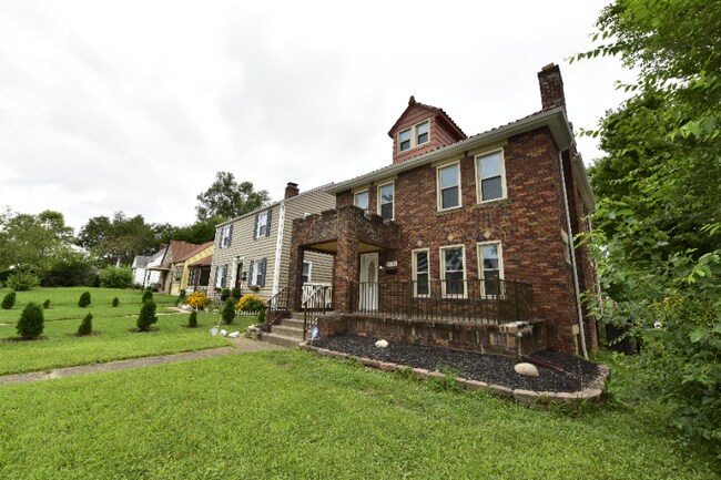Building Photo - 1400 E Whittier St