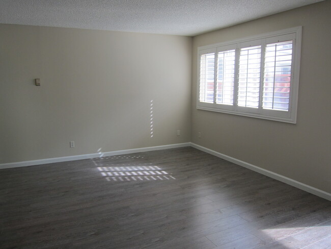 Living room - 1242 S Barrington Ave