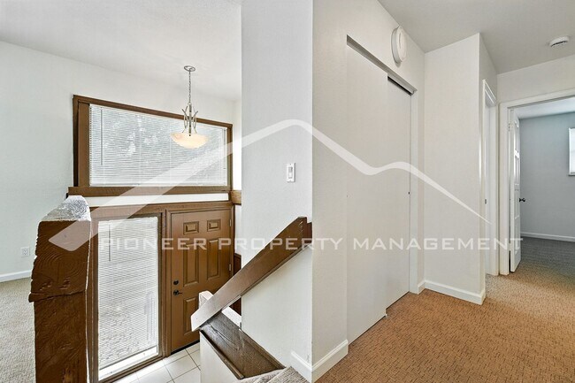 Building Photo - Charming Home with Washer/Dryer and Centra...