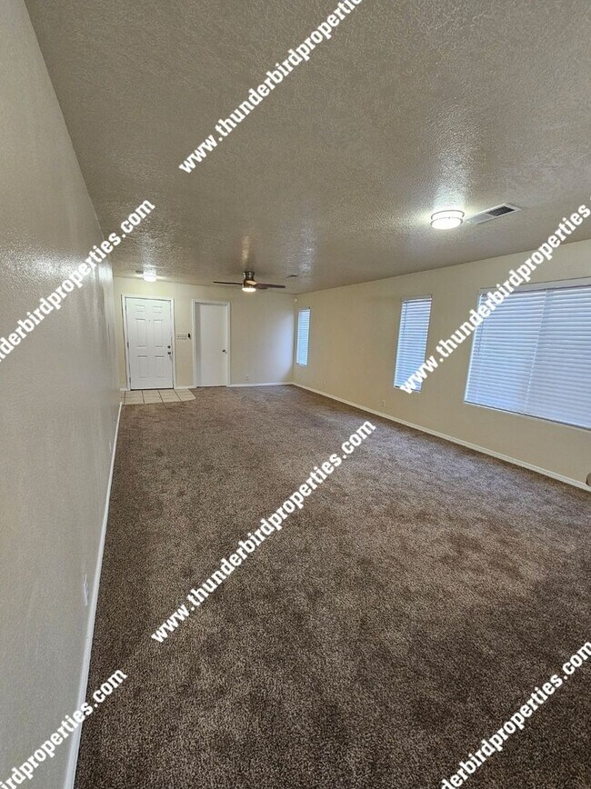 Building Photo - Great location - 4 Bedroom, 2 Bathroom, 2 ...