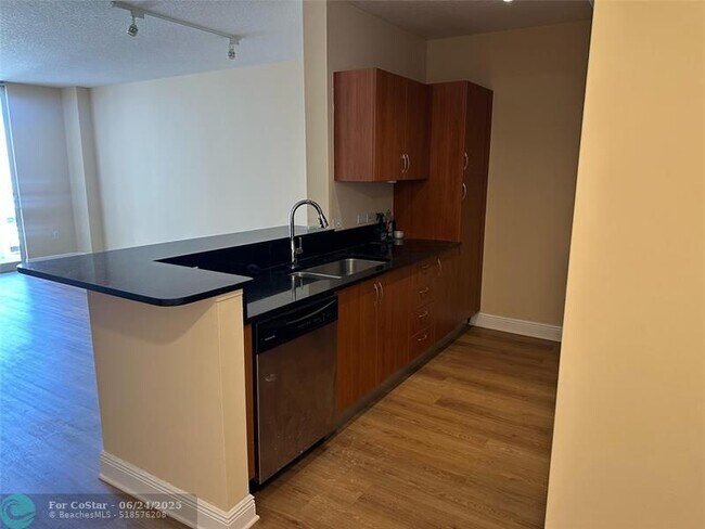 Foto del edificio - 2775 NE 187th St