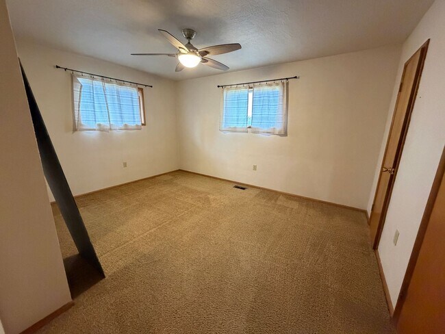 Building Photo - 3 Bedroom 2 bath single family house