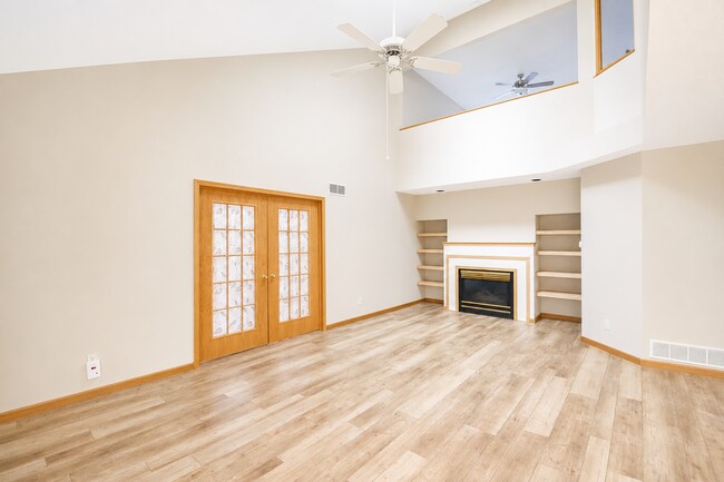 Foto del edificio - Bright Townhome with Fireplace & Nature Views