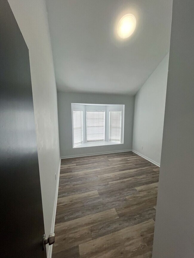 Building Photo - 2 Bedroom Townhome in North Charleston