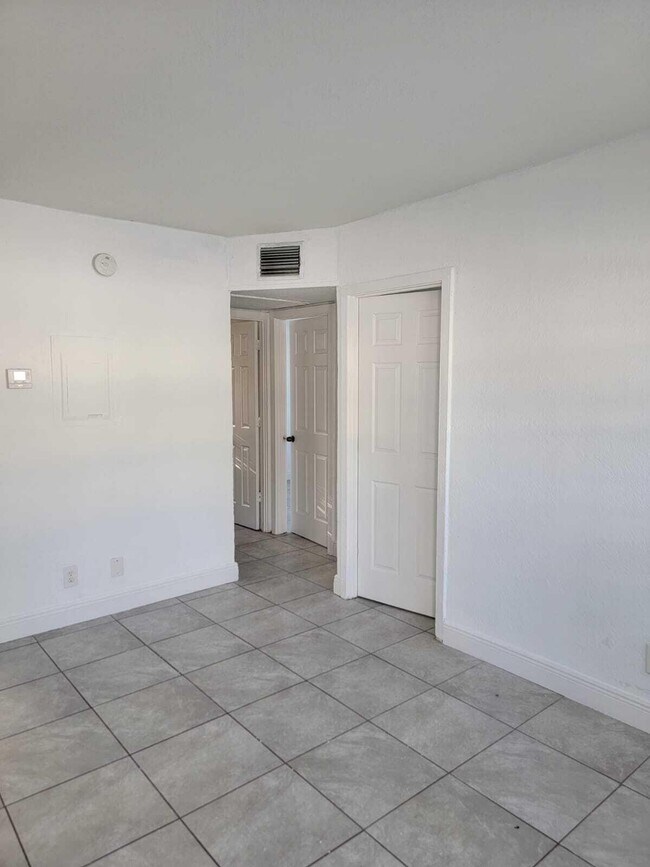 Building Photo - 610 5th St