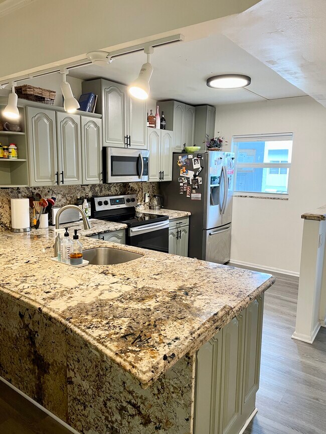 Open concept eat-in kitchen - 2800 SW 22nd Ave