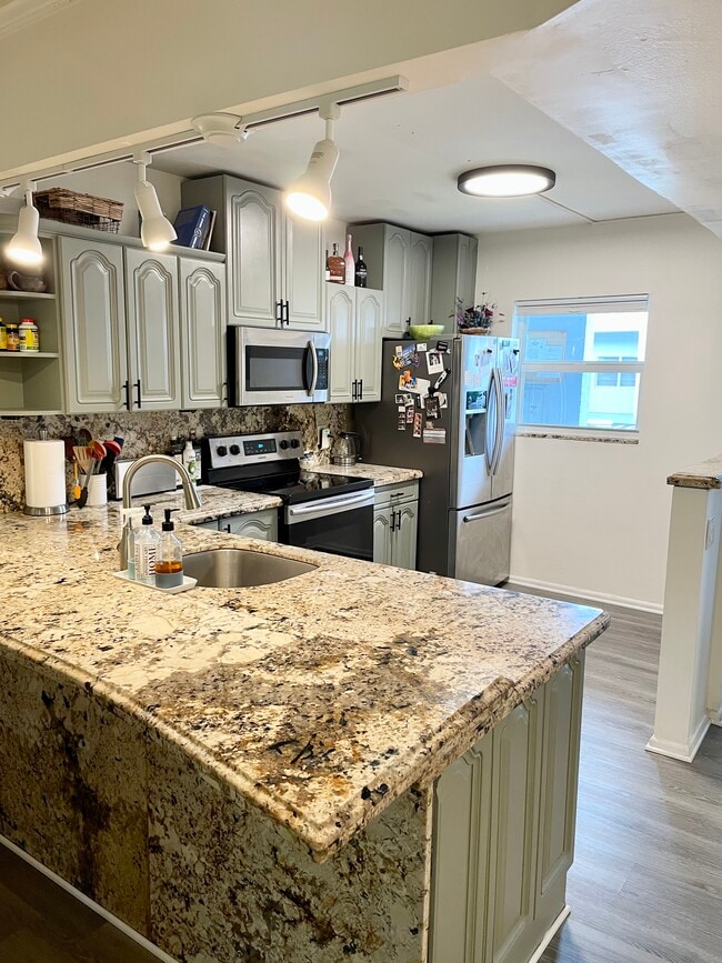 Open concept eat-in kitchen - 2800 SW 22nd Ave