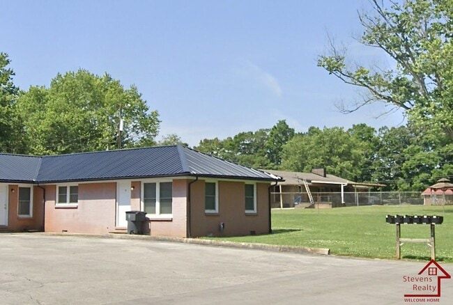 Building Photo - 416 Greggview St