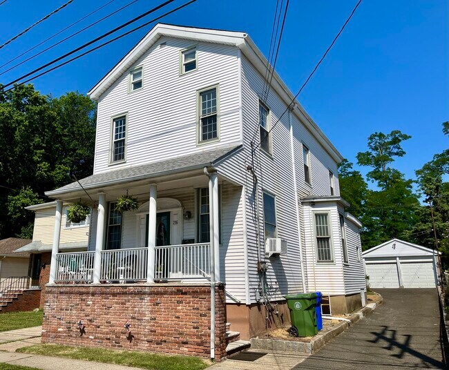 Building Photo - 216 W Linden Ave