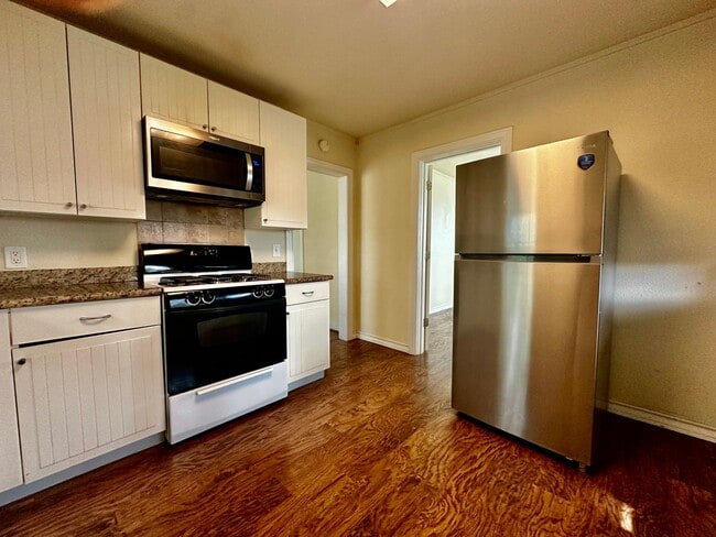 Building Photo - Bungalow Home