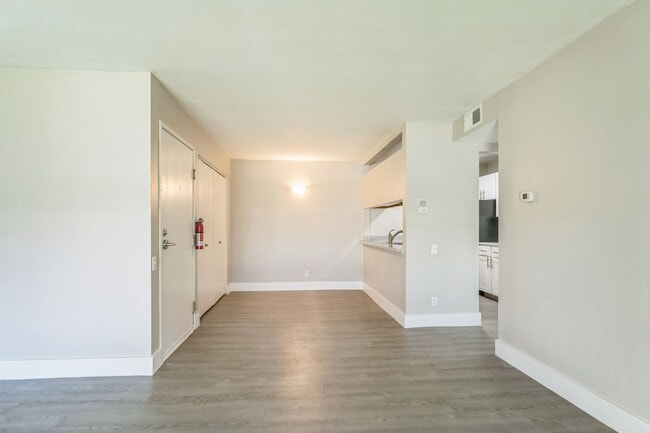 Building Photo - Pine Creek Apartments