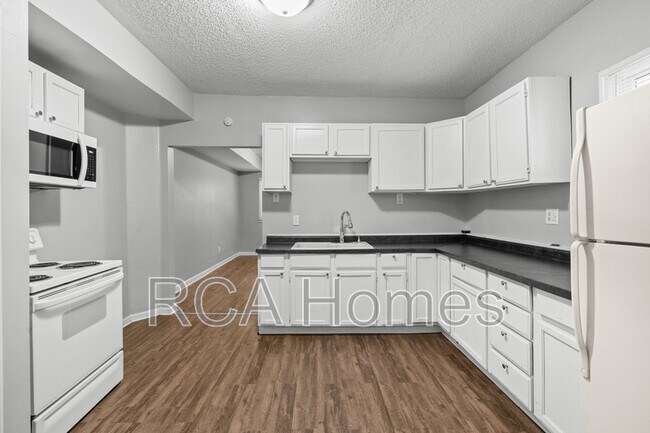 Building Photo - 1533 Draper St