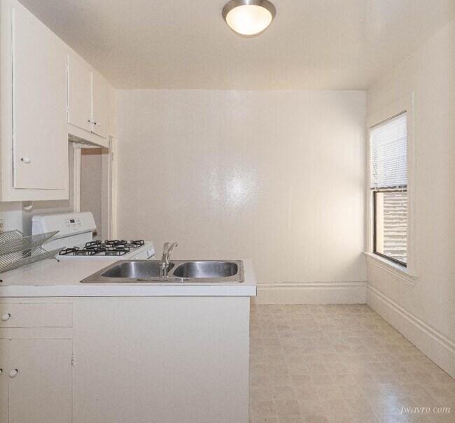 Building Photo - 426 10th Ave