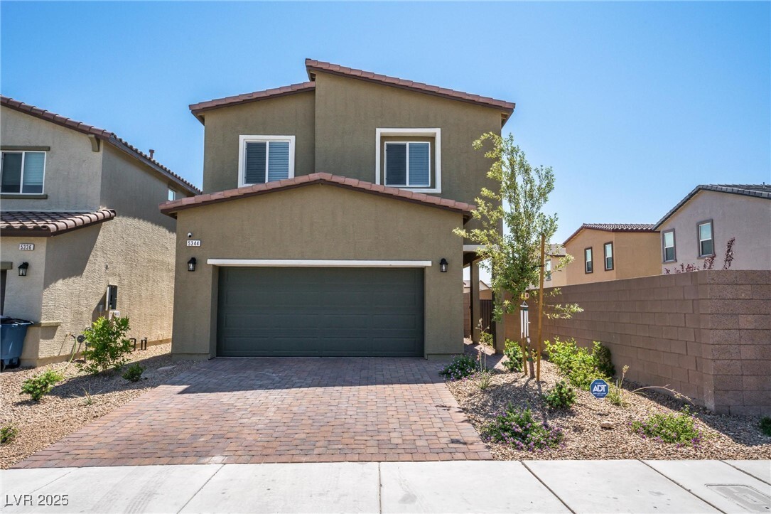 Foto principal - 5344 Peacock Lily St