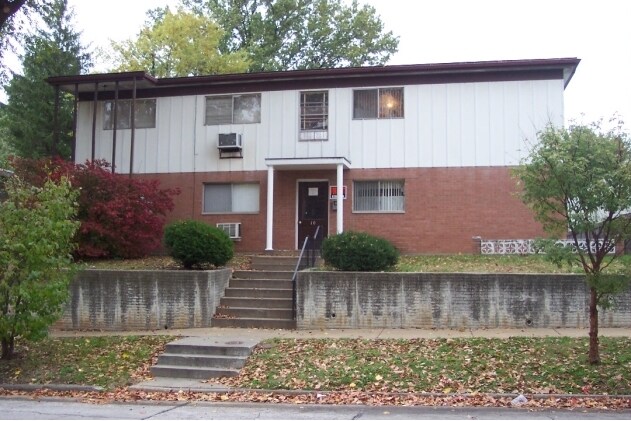Primary Photo - 10 N Douglas Ave