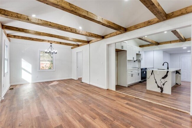 Foto del edificio - 1896 Bonniview St SW