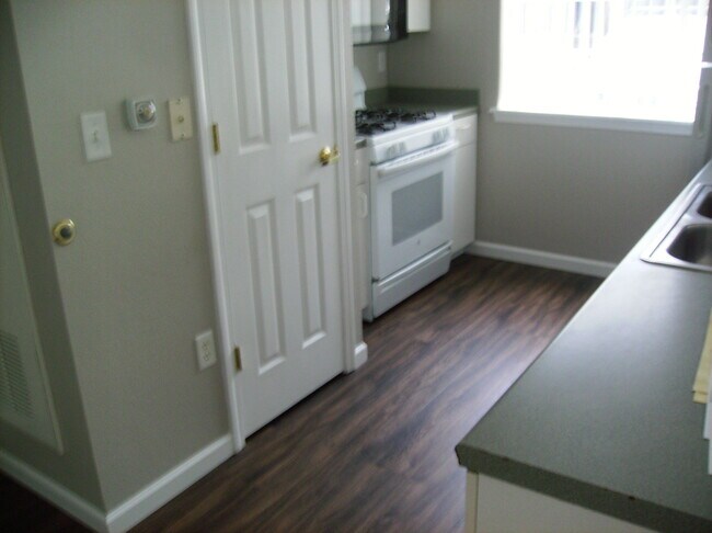Building Photo - 1402 Camel Back Ln