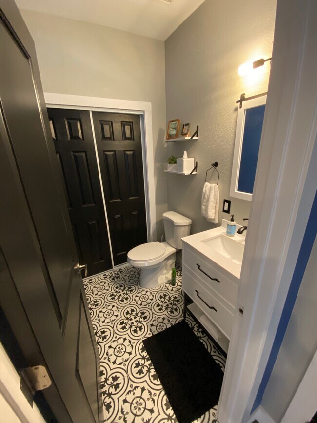 Building Photo - 1927 Eaton St