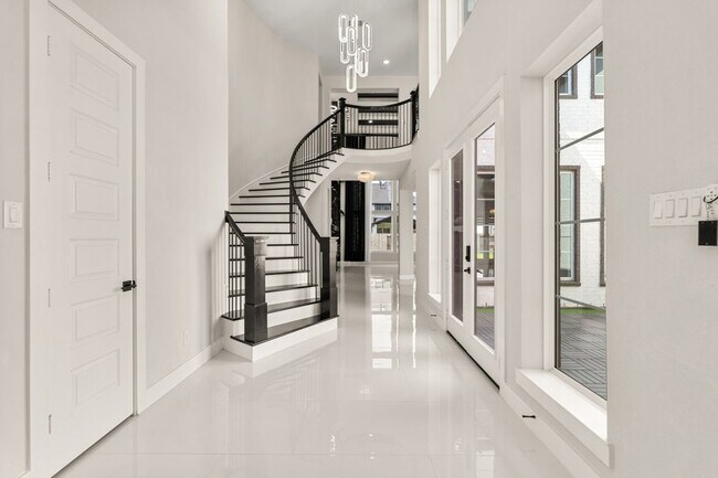 Building Photo - 10014 Oakwood Trl