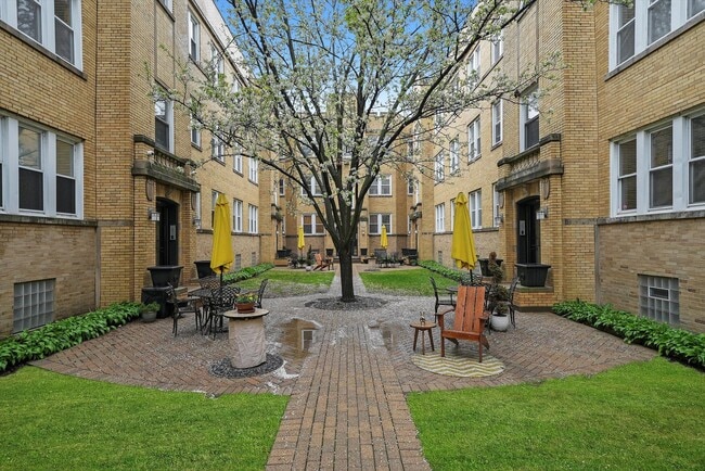 Building Photo - 1338.5 W Estes Ave