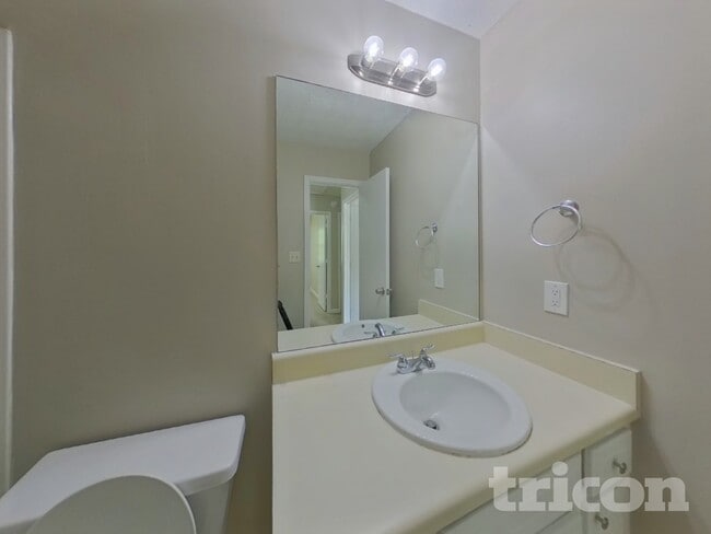 Building Photo - 208 Glenloch Ct