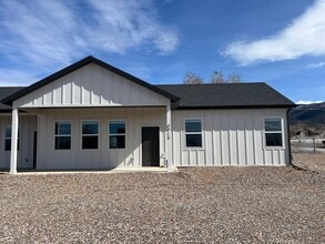 Building Photo - 4910 Wagon Wheel Dr E