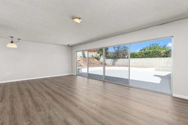 Foto del edificio - 4 Bedroom Home in Bay Park with Office and...
