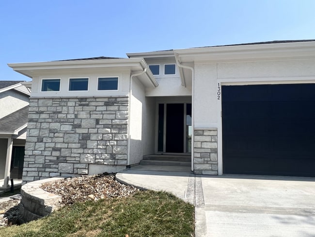 Building Photo - 1302 SW Heartwood Dr