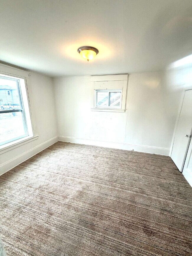 Building Photo - 3 Bedrooms, 1 Bath