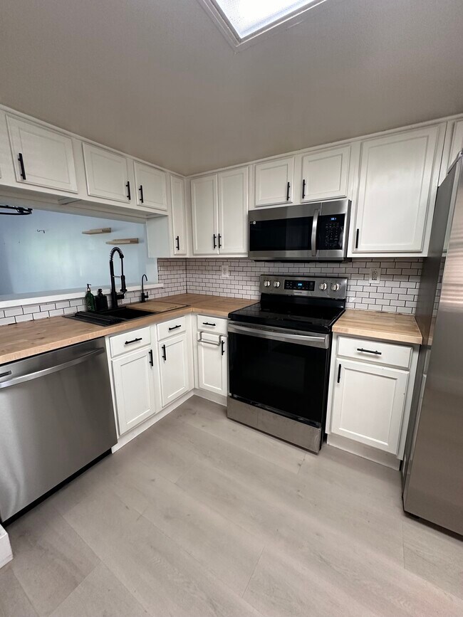 New countertop, appliances and sink - 225 SW 113th Way