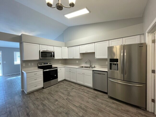 Cocina (electrodomésticos nuevos) - 726 S Nebraska St