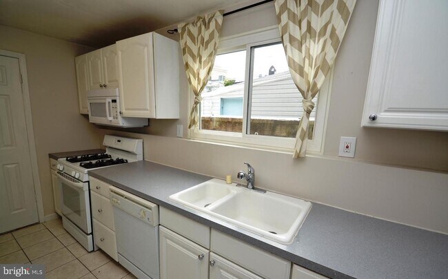 Building Photo - 1025 S Curley St