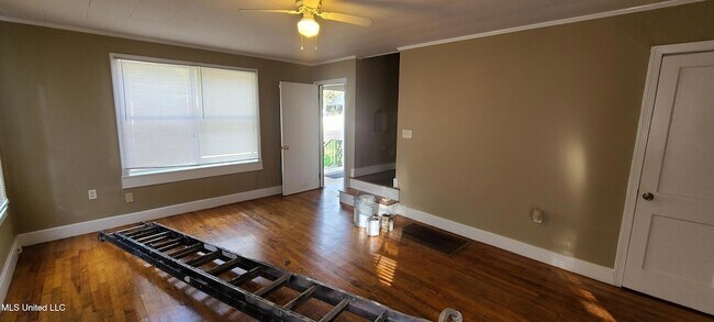 Foto del edificio - 327 Decelle St