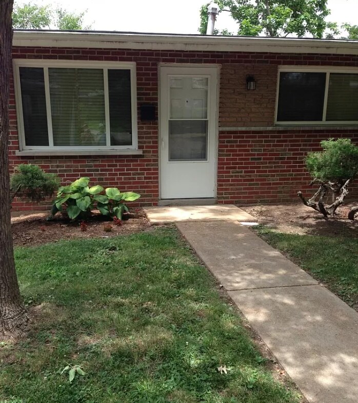 9754 Greenbush Pl, Breckenridge Hills, MO 63114 Apartments in