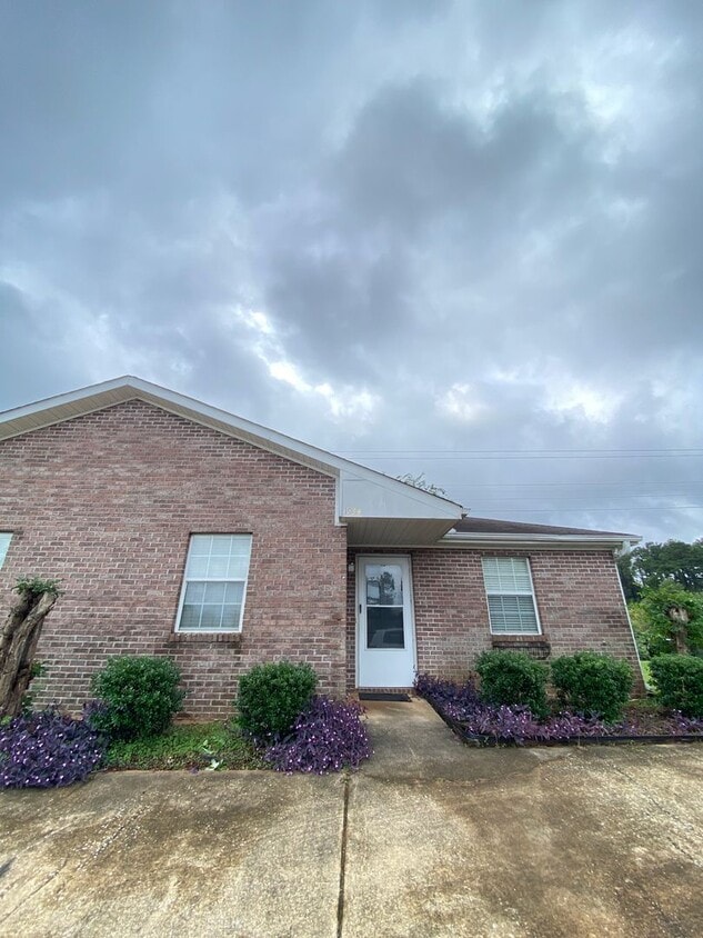 Comfort Meets Convenience in This 2 Bed, 2 Bath - Comfort Meets Convenience in This 2 Bed, 2 Bath
